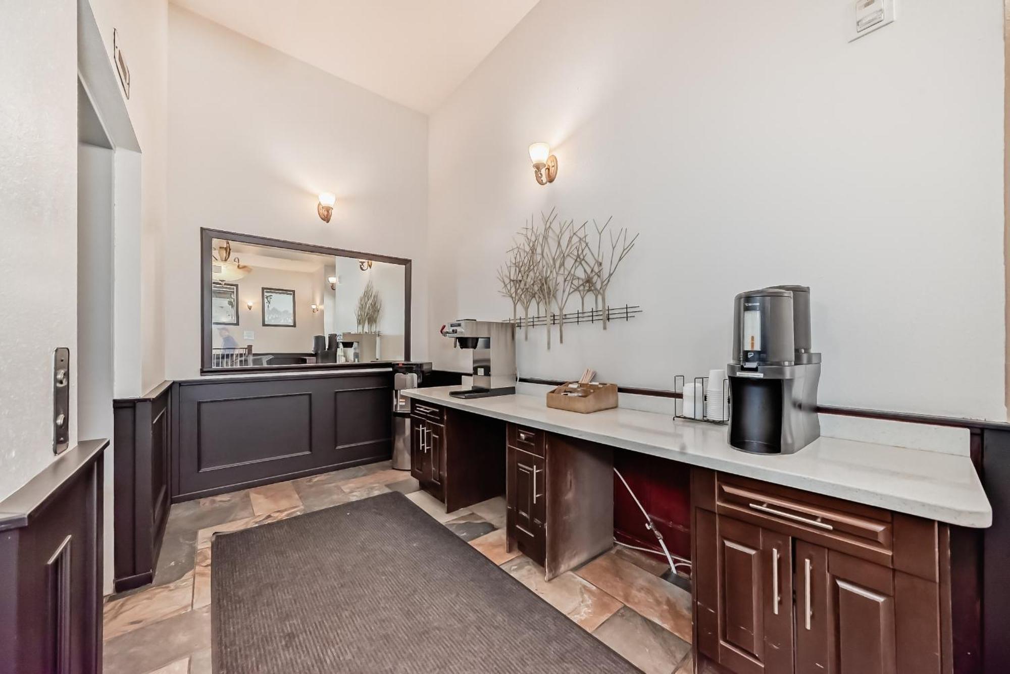 Grande Cache Inn & Suites エクステリア 写真